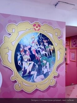 最新東區打卡景點！［美少女戰士Crystal 期間限定甜點店」快閃報到！有露娜造型人形燒， 五色彩虹蛋糕，美