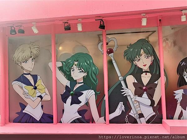 最新東區打卡景點！［美少女戰士Crystal 期間限定甜點店」快閃報到！有露娜造型人形燒， 五色彩虹蛋糕，美