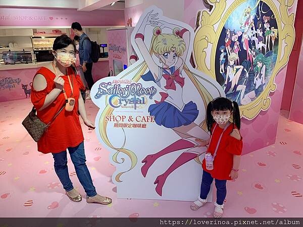 最新東區打卡景點！［美少女戰士Crystal 期間限定甜點店」快閃報到！有露娜造型人形燒， 五色彩虹蛋糕，美