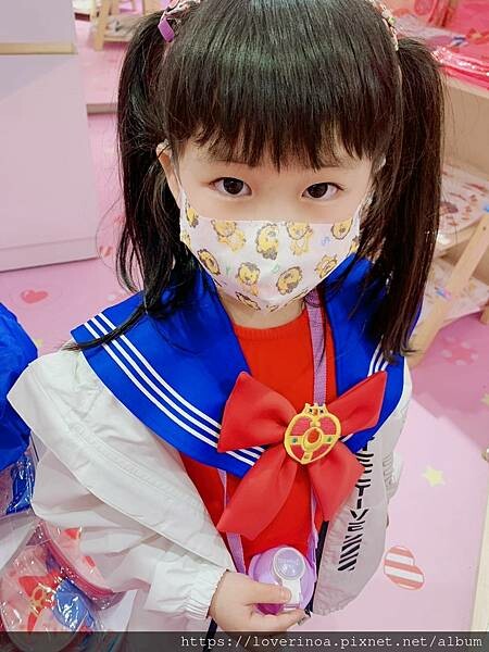 最新東區打卡景點！［美少女戰士Crystal 期間限定甜點店」快閃報到！有露娜造型人形燒， 五色彩虹蛋糕，美