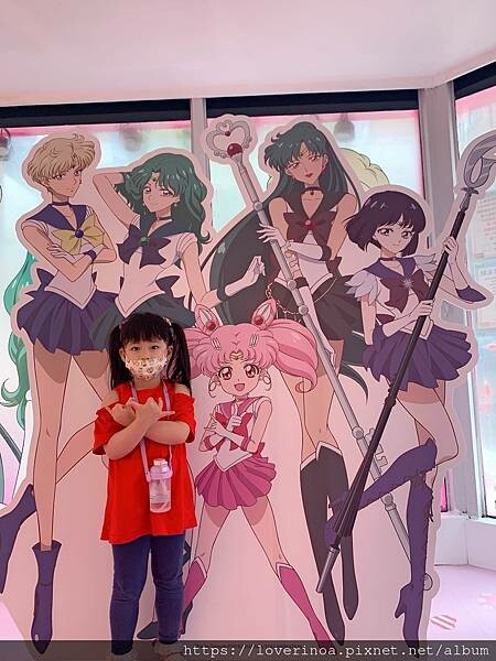 最新東區打卡景點！［美少女戰士Crystal 期間限定甜點店」快閃報到！有露娜造型人形燒， 五色彩虹蛋糕，美