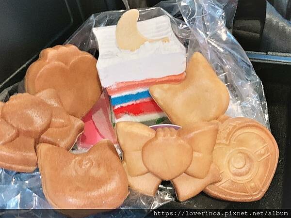 最新東區打卡景點！［美少女戰士Crystal 期間限定甜點店」快閃報到！有露娜造型人形燒， 五色彩虹蛋糕，美