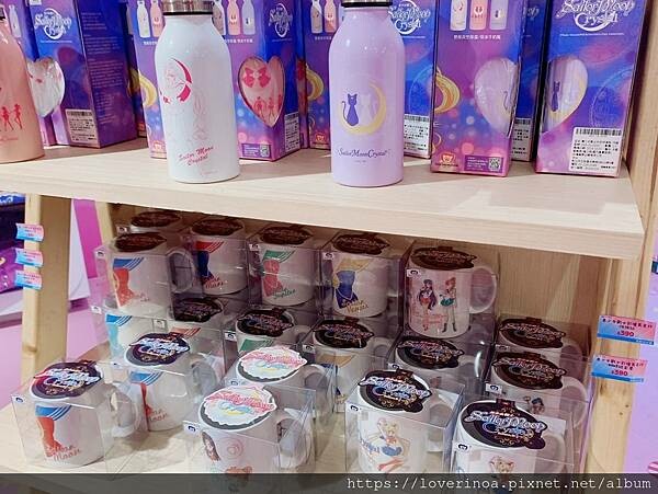 最新東區打卡景點！［美少女戰士Crystal 期間限定甜點店」快閃報到！有露娜造型人形燒， 五色彩虹蛋糕，美