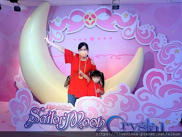 最新東區打卡景點！［美少女戰士Crystal 期間限定甜點店」快閃報到！有露娜造型人形燒， 五色彩虹蛋糕，美