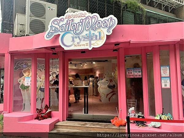 最新東區打卡景點！［美少女戰士Crystal 期間限定甜點店」快閃報到！有露娜造型人形燒， 五色彩虹蛋糕，美