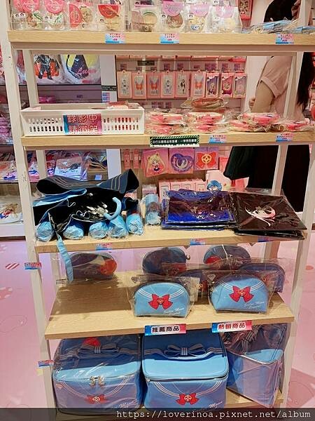 最新東區打卡景點！［美少女戰士Crystal 期間限定甜點店」快閃報到！有露娜造型人形燒， 五色彩虹蛋糕，美