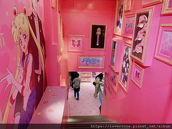 最新東區打卡景點！［美少女戰士Crystal 期間限定甜點店」快閃報到！有露娜造型人形燒， 五色彩虹蛋糕，美