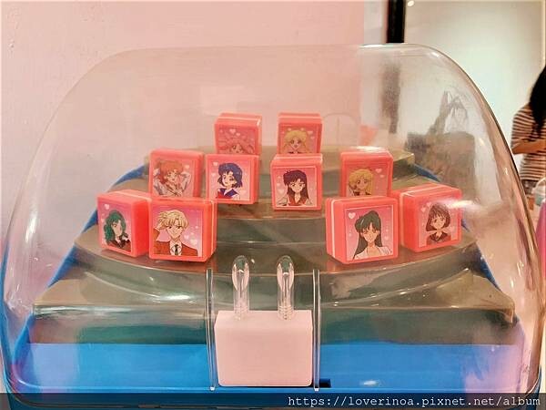 最新東區打卡景點！［美少女戰士Crystal 期間限定甜點店」快閃報到！有露娜造型人形燒， 五色彩虹蛋糕，美