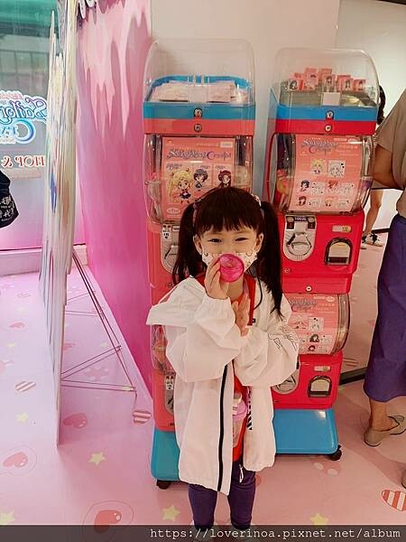 最新東區打卡景點！［美少女戰士Crystal 期間限定甜點店」快閃報到！有露娜造型人形燒， 五色彩虹蛋糕，美