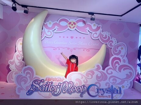 最新東區打卡景點！［美少女戰士Crystal 期間限定甜點店」快閃報到！有露娜造型人形燒， 五色彩虹蛋糕，美