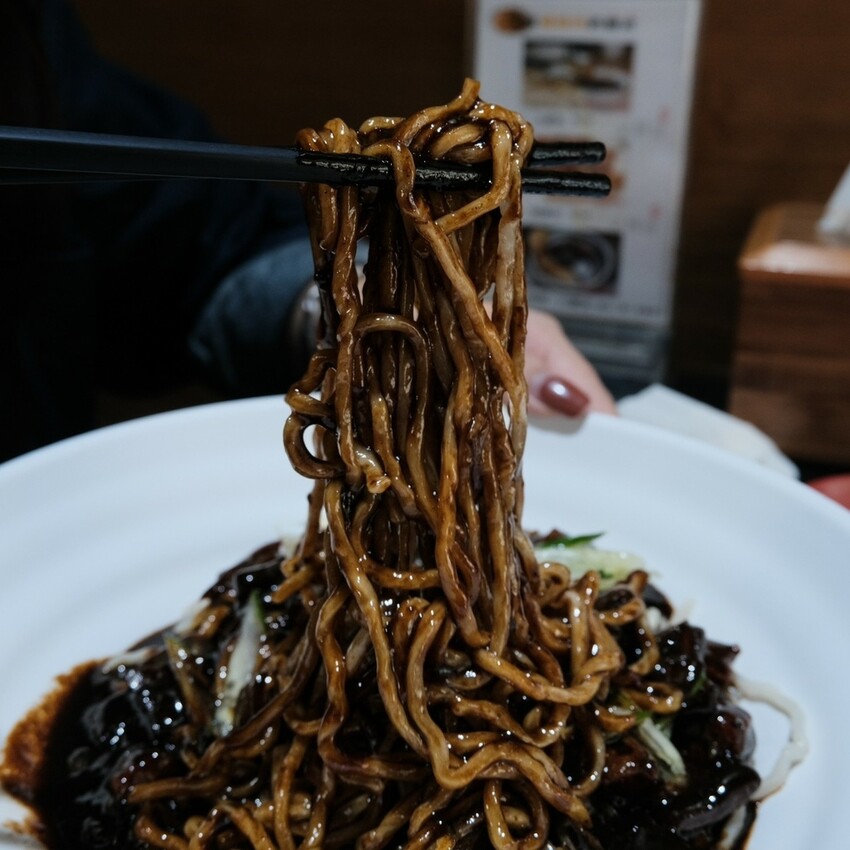 【高雄 新興】韓國歐巴料理滿月보름달 韓式正統炸醬麵和炸雞一次滿足