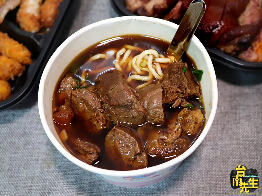 台南日式咖哩蛋包飯/自家熬煮日式咖哩/使用當天現宰新鮮豬肉/真材實料熬湯頭/不用半成品、組合肉、湯頭粉包/料多實在CP值高