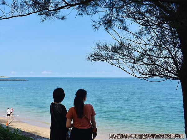 芝蘭公園18-望海的母女倆.JPG