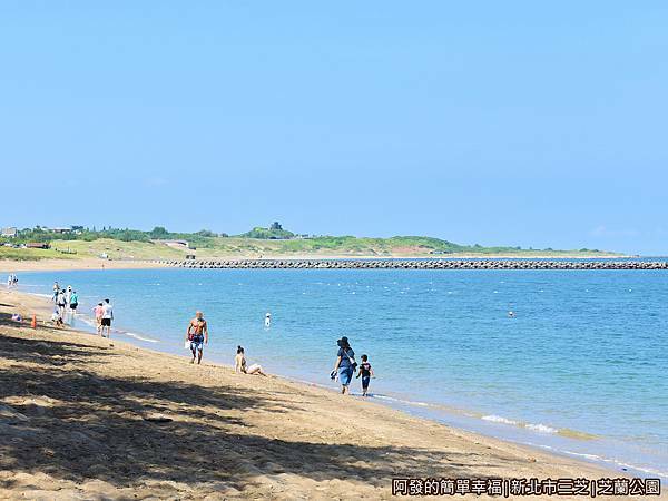 芝蘭公園17-海灘上戲水的人們.JPG