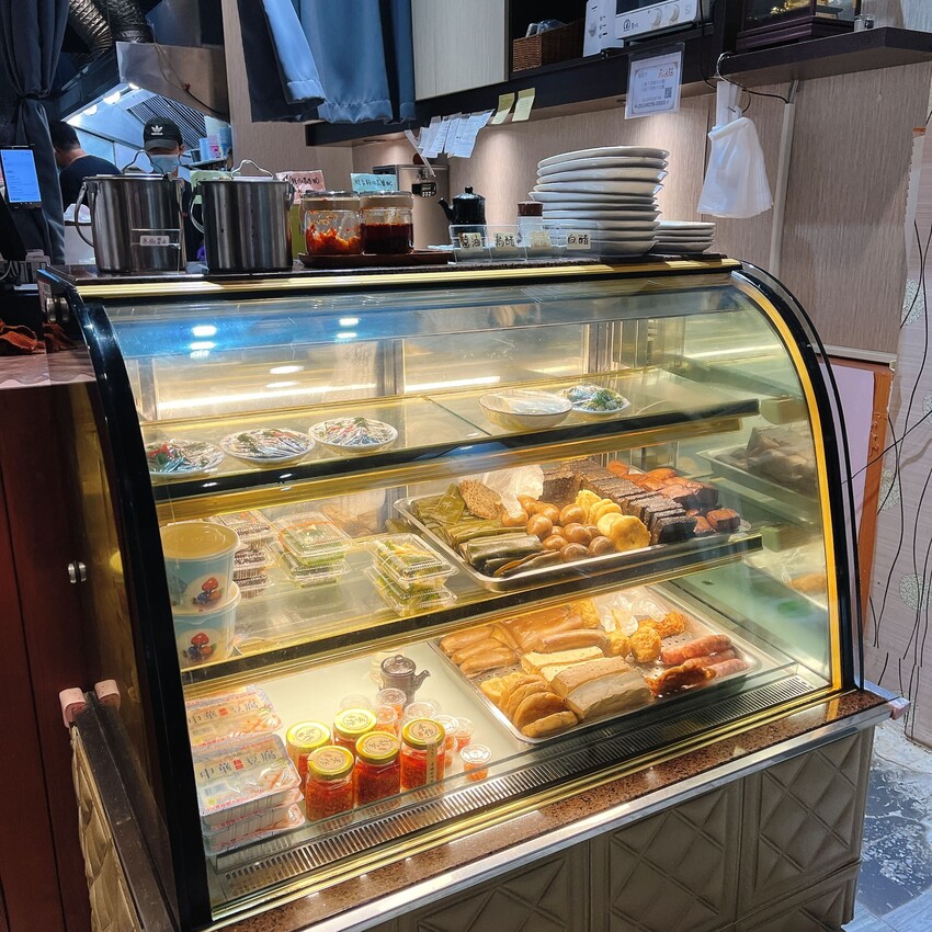 桃園中壢威尼斯文青牛肉店鋪 — 小巷子清燉牛肉麵，清爽順口的牛肉湯頭一喝就上癮