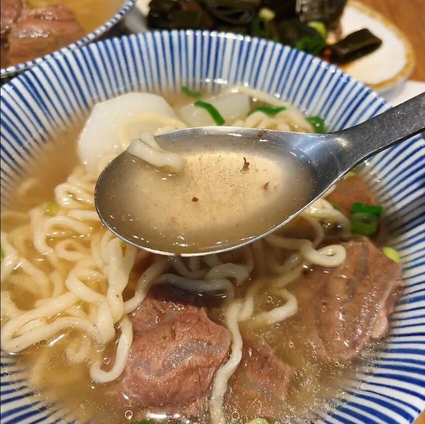 桃園中壢威尼斯文青牛肉店鋪 — 小巷子清燉牛肉麵，清爽順口的牛肉湯頭一喝就上癮