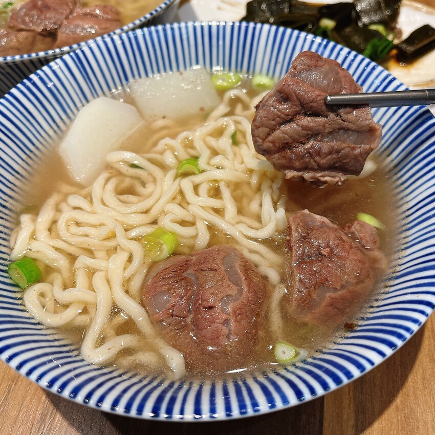 桃園中壢威尼斯文青牛肉店鋪 — 小巷子清燉牛肉麵，清爽順口的牛肉湯頭一喝就上癮