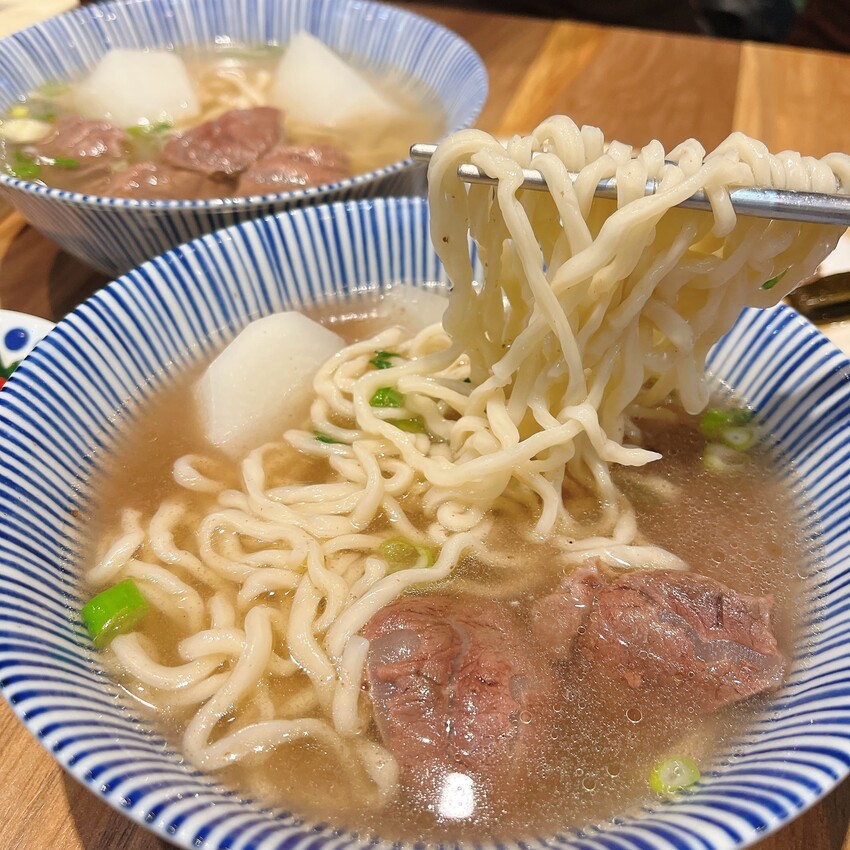 桃園中壢威尼斯文青牛肉店鋪 — 小巷子清燉牛肉麵，清爽順口的牛肉湯頭一喝就上癮