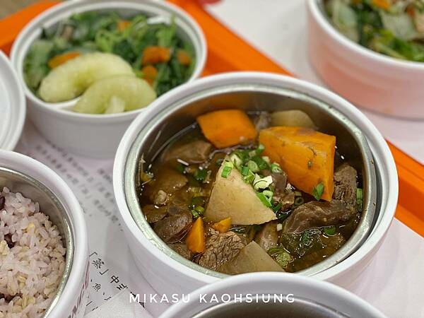 高雄鼓山區聚餐餐廳 真籠國際連鎖餐飲 蒸籠美食大亂鬥 港點 鹹湯 甜湯 蒸籠煲飯煲湯