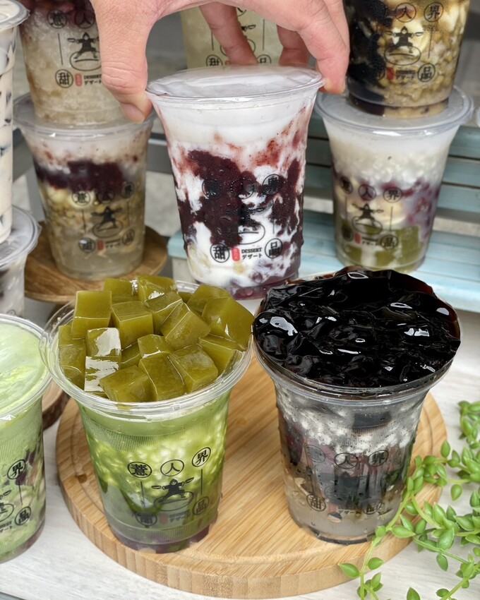 薏仁漸層拉花你看過嗎？「薏人界 • 甜品」突破薏仁傳統做法，融合日本職人精神與台灣人的堅持，每日純手工熬煮，清甜不濃稠的口感，不管男女老少都很適合。 - 阿華田的美食日記