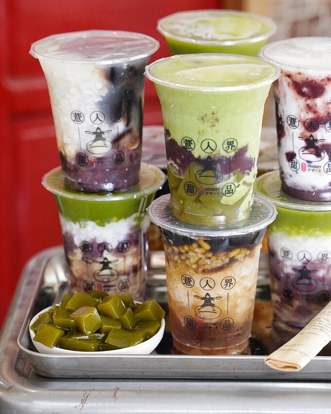 薏仁漸層拉花你看過嗎？「薏人界 • 甜品」突破薏仁傳統做法，融合日本職人精神與台灣人的堅持，每日純手工熬煮，清甜不濃稠的口感，不管男女老少都很適合。 - 阿華田的美食日記