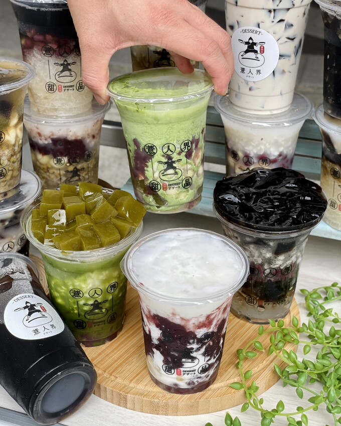 薏仁漸層拉花你看過嗎？「薏人界 • 甜品」突破薏仁傳統做法，融合日本職人精神與台灣人的堅持，每日純手工熬煮，清甜不濃稠的口感，不管男女老少都很適合。 - 阿華田的美食日記