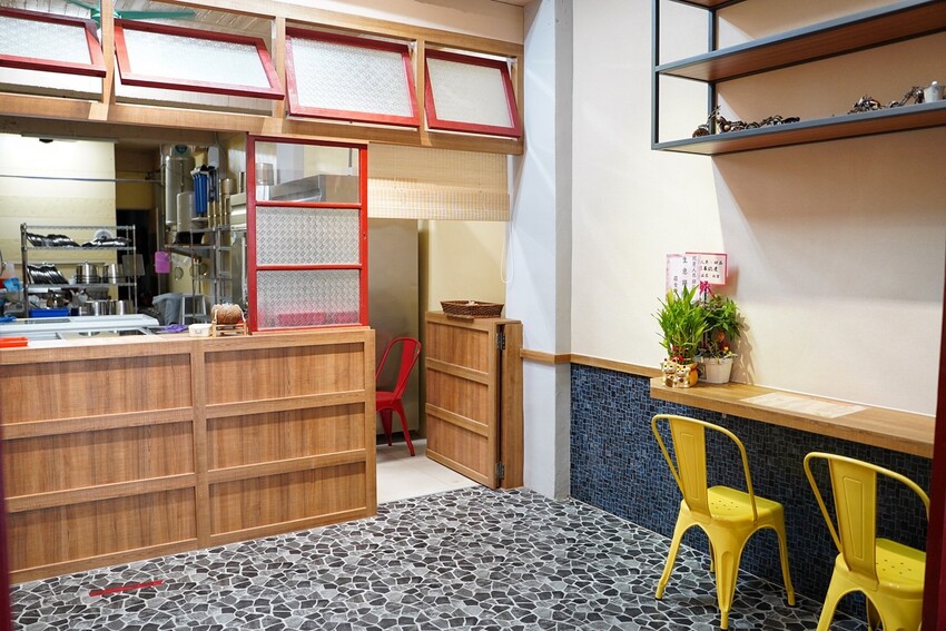 薏仁漸層拉花你看過嗎？「薏人界 • 甜品」突破薏仁傳統做法，融合日本職人精神與台灣人的堅持，每日純手工熬煮，清甜不濃稠的口感，不管男女老少都很適合。 - 阿華田的美食日記