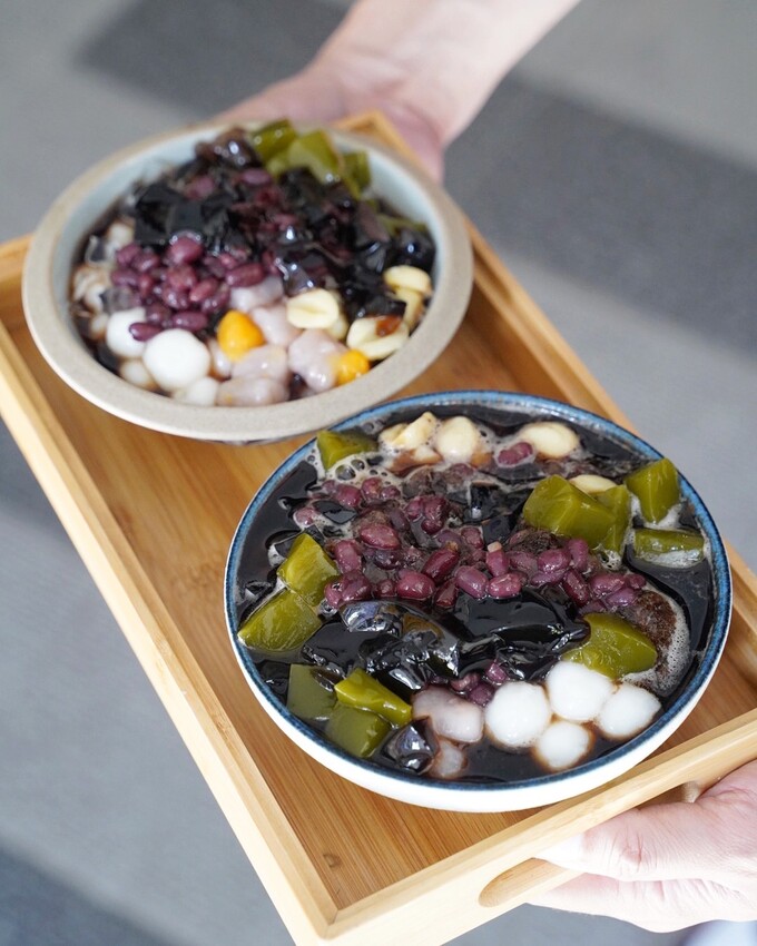 薏仁漸層拉花你看過嗎？「薏人界 • 甜品」突破薏仁傳統做法，融合日本職人精神與台灣人的堅持，每日純手工熬煮，清甜不濃稠的口感，不管男女老少都很適合。 - 阿華田的美食日記