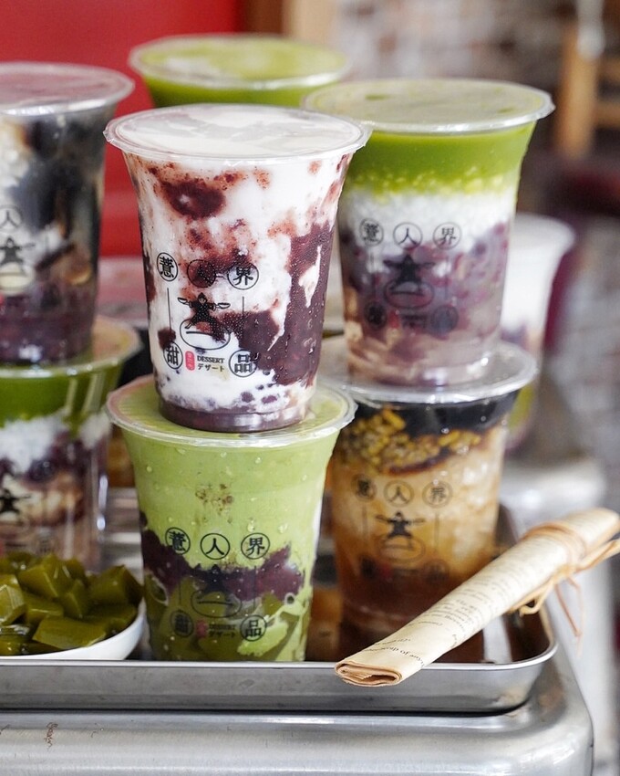 薏仁漸層拉花你看過嗎？「薏人界 • 甜品」突破薏仁傳統做法，融合日本職人精神與台灣人的堅持，每日純手工熬煮，清甜不濃稠的口感，不管男女老少都很適合。 - 阿華田的美食日記