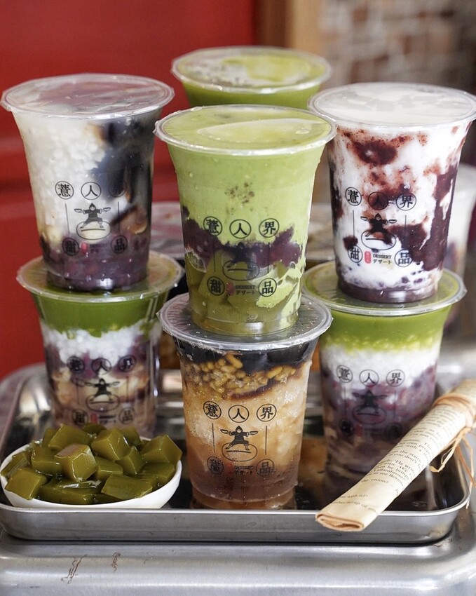 薏仁漸層拉花你看過嗎？「薏人界 • 甜品」突破薏仁傳統做法，融合日本職人精神與台灣人的堅持，每日純手工熬煮，清甜不濃稠的口感，不管男女老少都很適合。 - 阿華田的美食日記