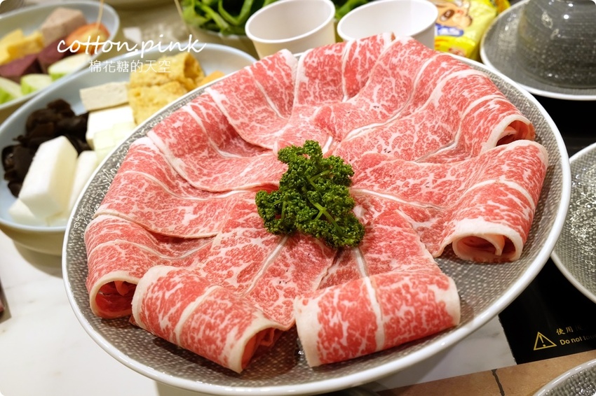 台中人氣火鍋～嗑肉石鍋最新二代店大升級！全台第一家！蔬菜、咖哩飯、霜淇淋吃到飽！ - 棉花糖的天空