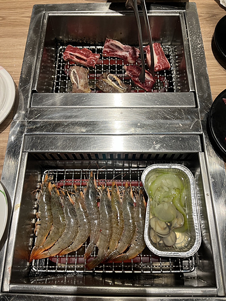 【桃園美食】藝文特區迴轉燒肉吃到飽|每盤$39起|一個人也能