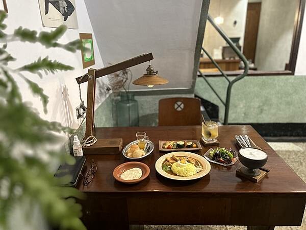 【台南中西區】海安路巷弄裡的咖哩專賣店,老宅的用餐氛圍很讚,