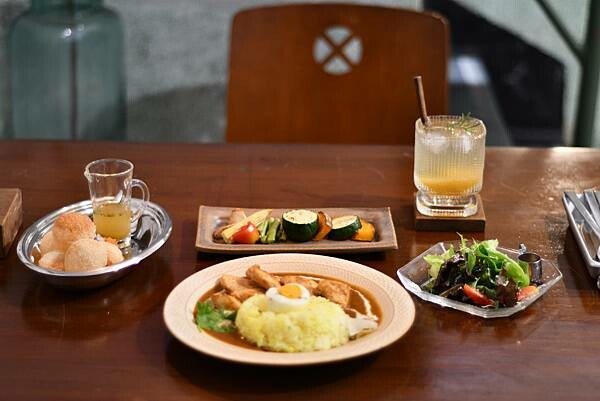 【台南中西區】海安路巷弄裡的咖哩專賣店,老宅的用餐氛圍很讚,