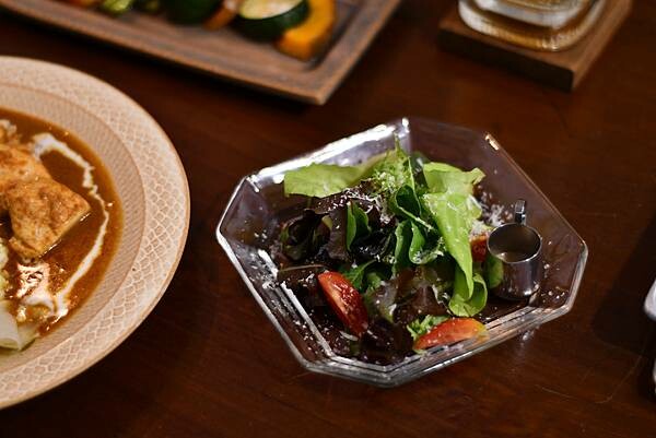 【台南中西區】海安路巷弄裡的咖哩專賣店,老宅的用餐氛圍很讚,