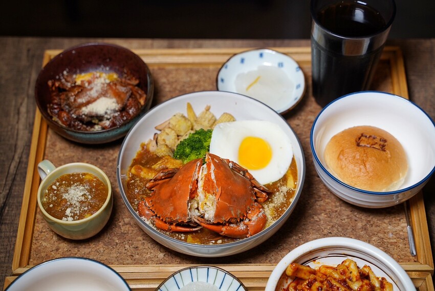 熟成咖哩飯推薦！「温咖哩Wen Curry」是我吃過配料最多、口味最具特色且最奢華的熟成咖哩飯！現在平日來用餐，還送你起司魚排+日式炸牛排，誠意滿滿！ - 阿華田的美食日記