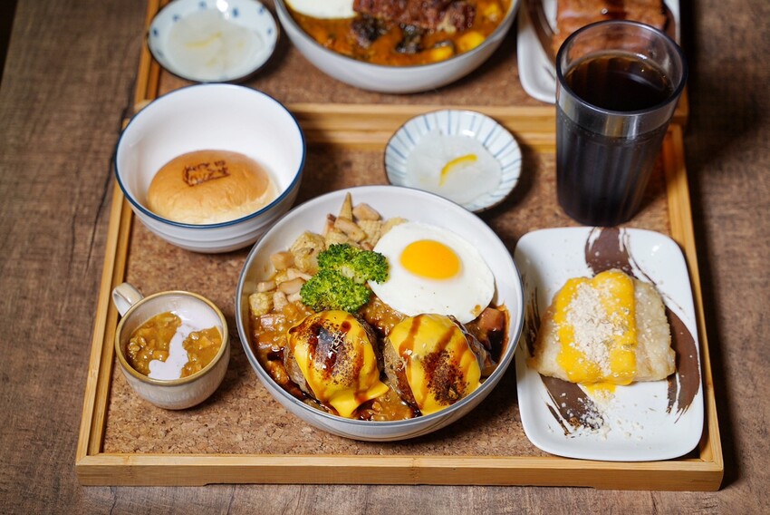 熟成咖哩飯推薦！「温咖哩Wen Curry」是我吃過配料最多、口味最具特色且最奢華的熟成咖哩飯！現在平日來用餐，還送你起司魚排+日式炸牛排，誠意滿滿！ - 阿華田的美食日記