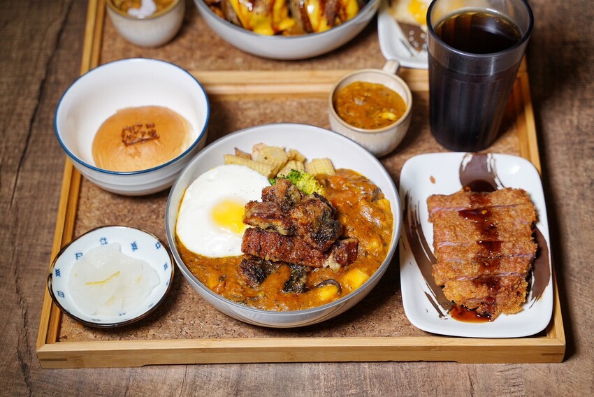 熟成咖哩飯推薦！「温咖哩Wen Curry」是我吃過配料最多、口味最具特色且最奢華的熟成咖哩飯！現在平日來用餐，還送你起司魚排+日式炸牛排，誠意滿滿！ - 阿華田的美食日記