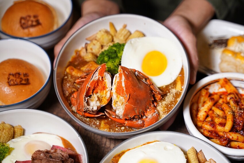 熟成咖哩飯推薦！「温咖哩Wen Curry」是我吃過配料最多、口味最具特色且最奢華的熟成咖哩飯！現在平日來用餐，還送你起司魚排+日式炸牛排，誠意滿滿！ - 阿華田的美食日記