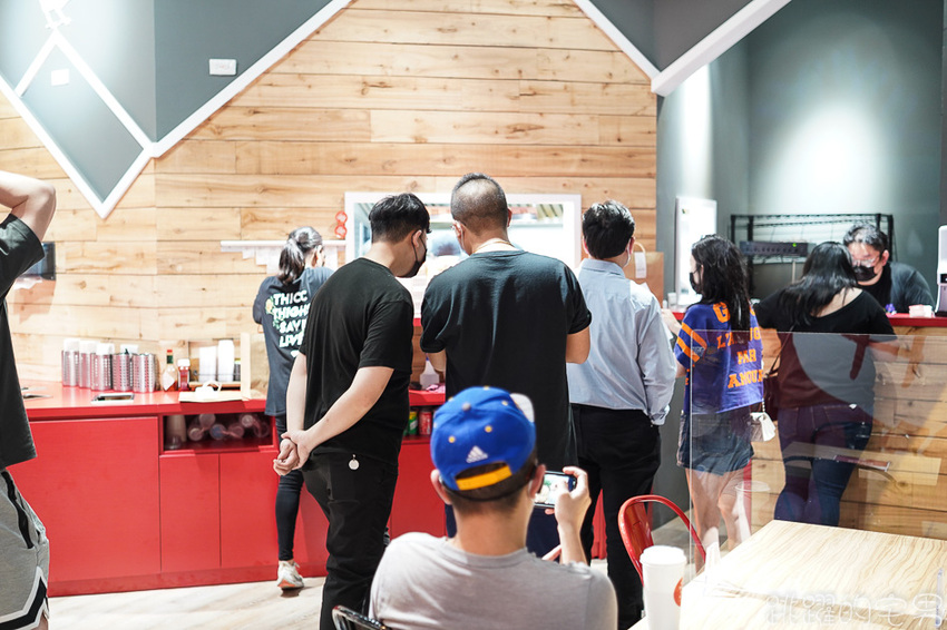 美國南加州炸雞品牌 Hotties Fried Chicken台灣開分店! 從卡宴辣椒到死神辣椒 6種辣度搭配美式醬料 就看你敢吃多辣! 必點美式辣爹炸雞堡 飲料無限暢飲不怕辣@跳躍的宅男