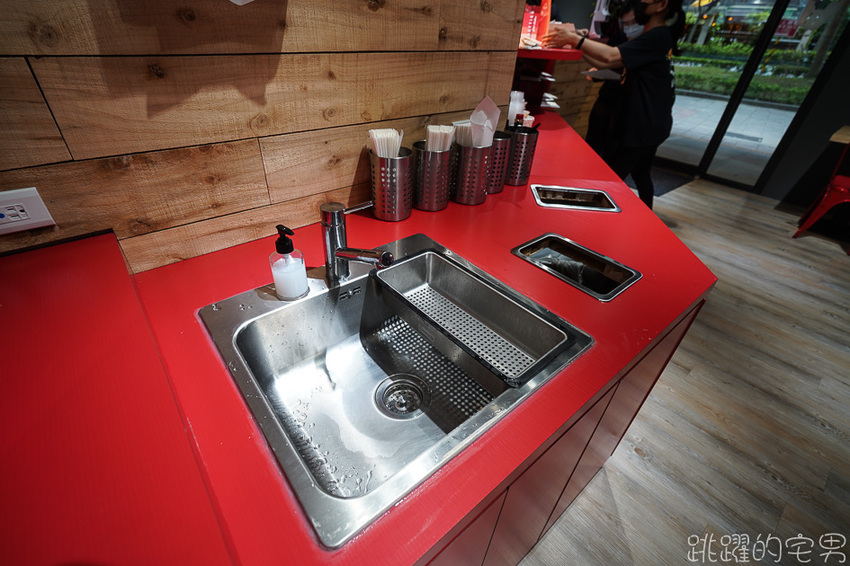 美國南加州炸雞品牌 Hotties Fried Chicken台灣開分店! 從卡宴辣椒到死神辣椒 6種辣度搭配美式醬料 就看你敢吃多辣! 必點美式辣爹炸雞堡 飲料無限暢飲不怕辣@跳躍的宅男