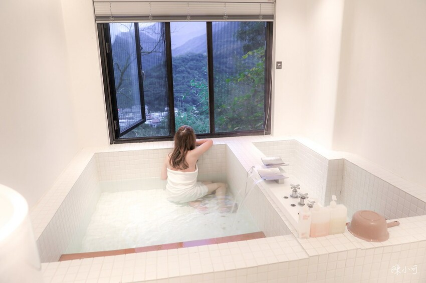 烏來制高點，療癒山景湯屋，大理石冷熱池超大空間，新北溫泉推薦！