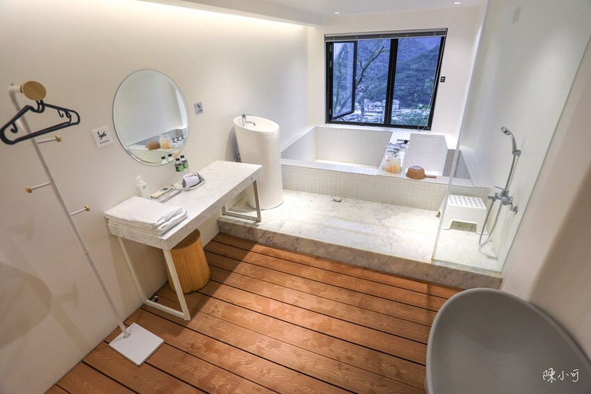 烏來制高點，療癒山景湯屋，大理石冷熱池超大空間，新北溫泉推薦！