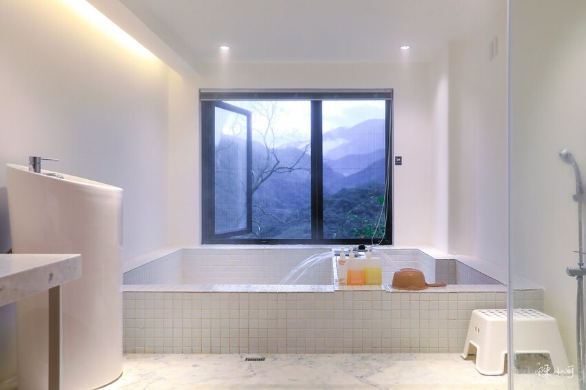 烏來制高點，療癒山景湯屋，大理石冷熱池超大空間，新北溫泉推薦！