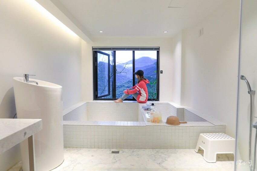 烏來制高點，療癒山景湯屋，大理石冷熱池超大空間，新北溫泉推薦！