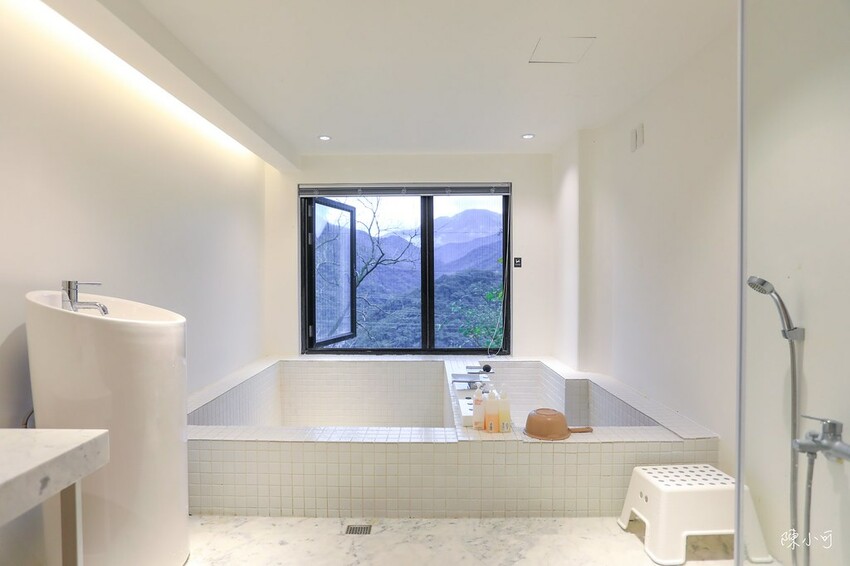 烏來制高點，療癒山景湯屋，大理石冷熱池超大空間，新北溫泉推薦！