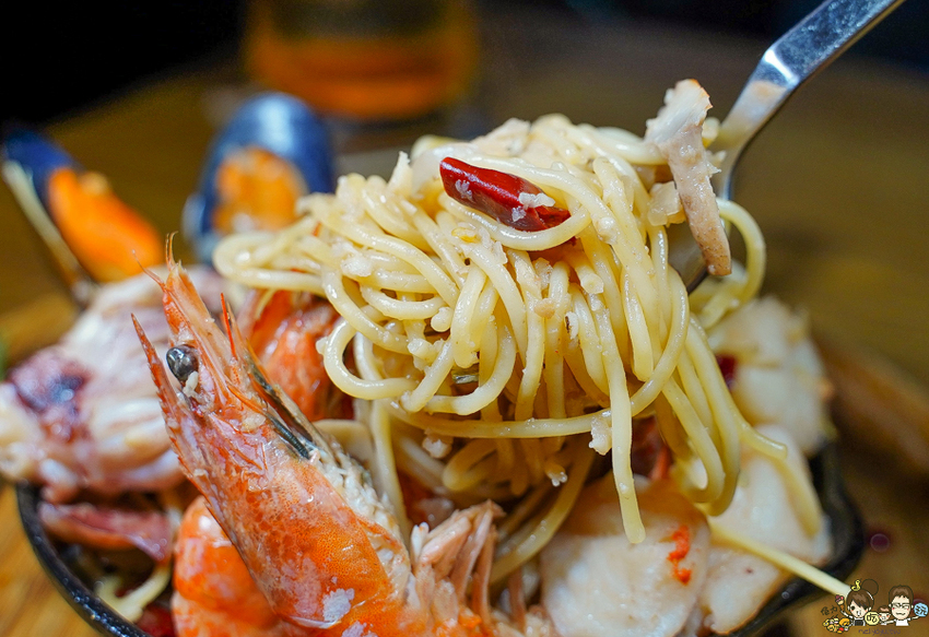 漫威迷最愛的秘境餐廳1317Bistro，豪邁金鋼狼大戰斧、夠味脆皮豬腳、鮮味漁夫打撈麵｜凹子底美食推薦 - 跟著尼力吃喝玩樂＆親子生活