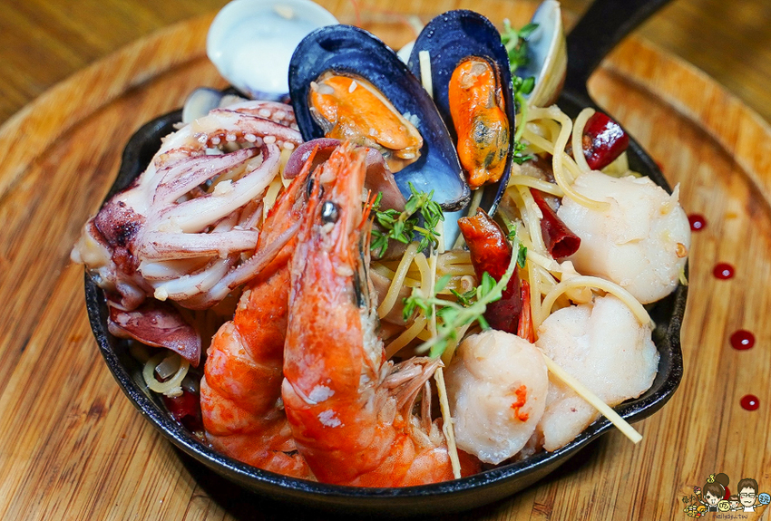 漫威迷最愛的秘境餐廳1317Bistro，豪邁金鋼狼大戰斧、夠味脆皮豬腳、鮮味漁夫打撈麵｜凹子底美食推薦 - 跟著尼力吃喝玩樂＆親子生活