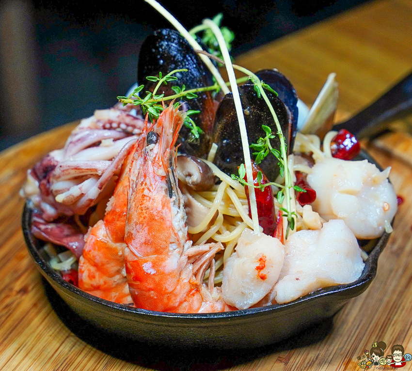 漫威迷最愛的秘境餐廳1317Bistro，豪邁金鋼狼大戰斧、夠味脆皮豬腳、鮮味漁夫打撈麵｜凹子底美食推薦 - 跟著尼力吃喝玩樂＆親子生活