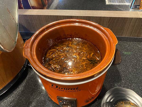 (台北劍南路站)狂野麻神麻辣火鍋吃到飽 大直美麗華美食推薦 肉質品質超讚!麻辣湯頭可以直接喝超順口 必吃果凍鴨血 牛排油雞等熟食